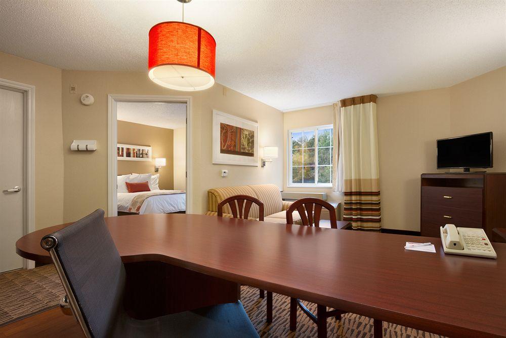 Mainstay Suites Detroit Фармингтон-Хиллз Экстерьер фото
