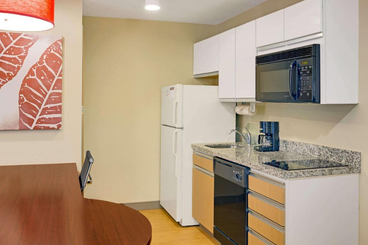 Mainstay Suites Detroit Фармингтон-Хиллз Экстерьер фото