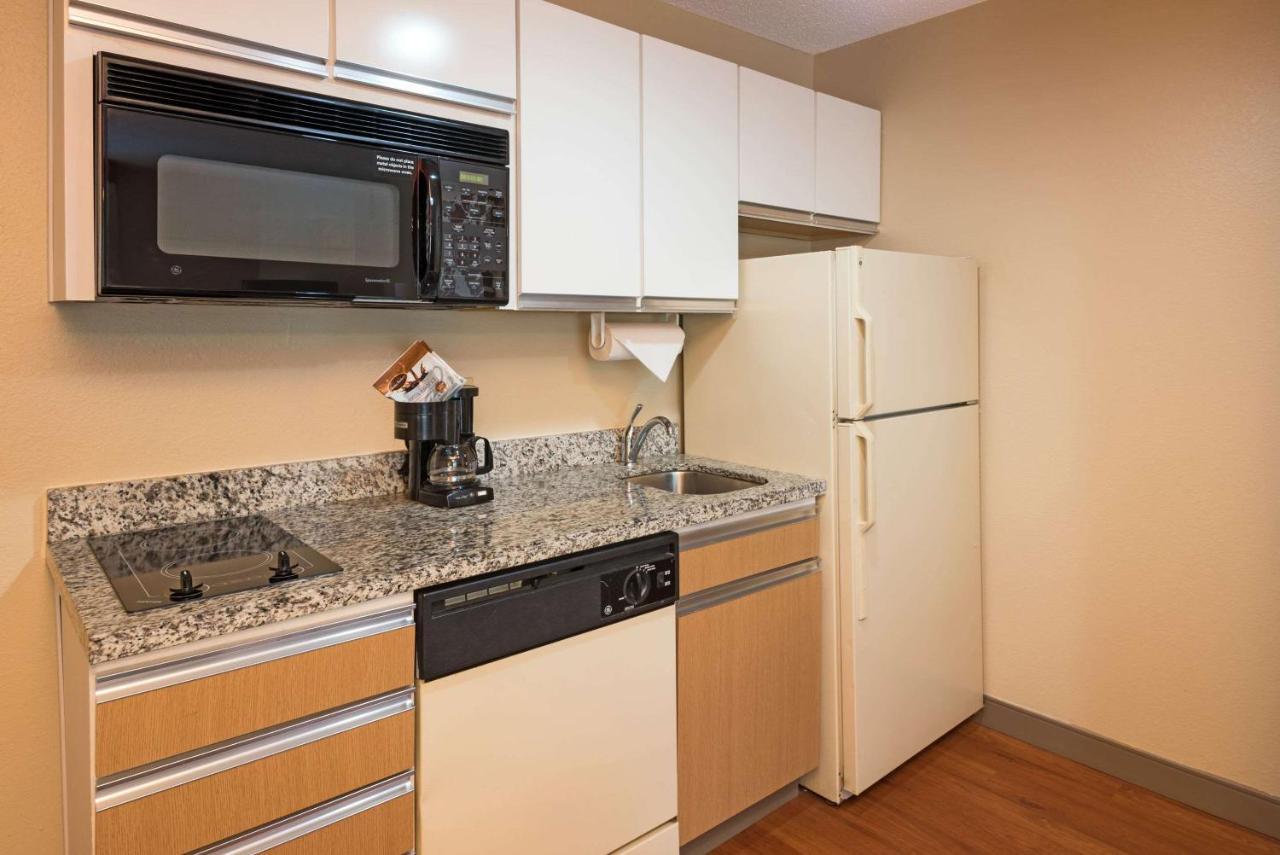 Mainstay Suites Detroit Фармингтон-Хиллз Экстерьер фото