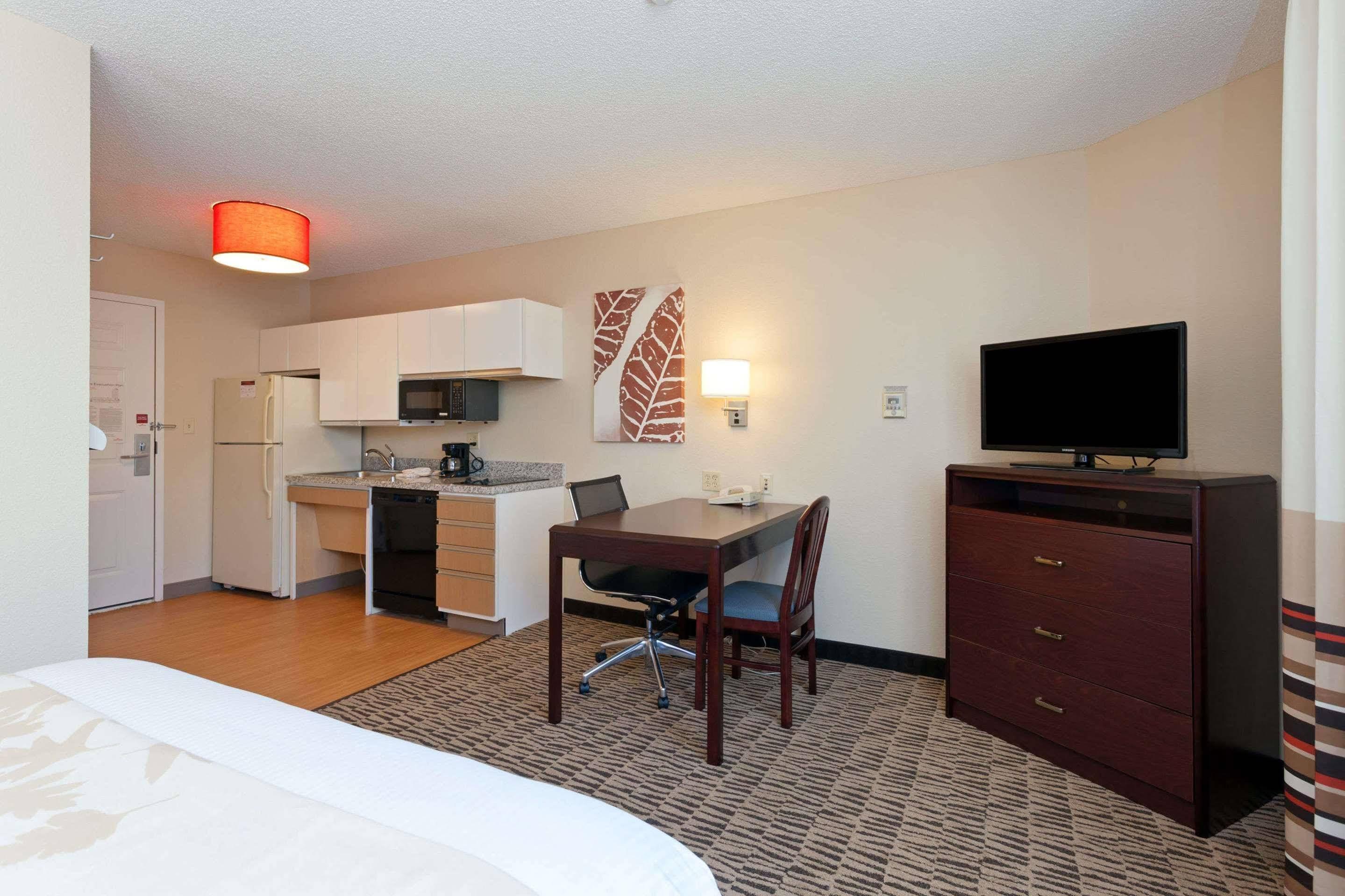 Mainstay Suites Detroit Фармингтон-Хиллз Экстерьер фото