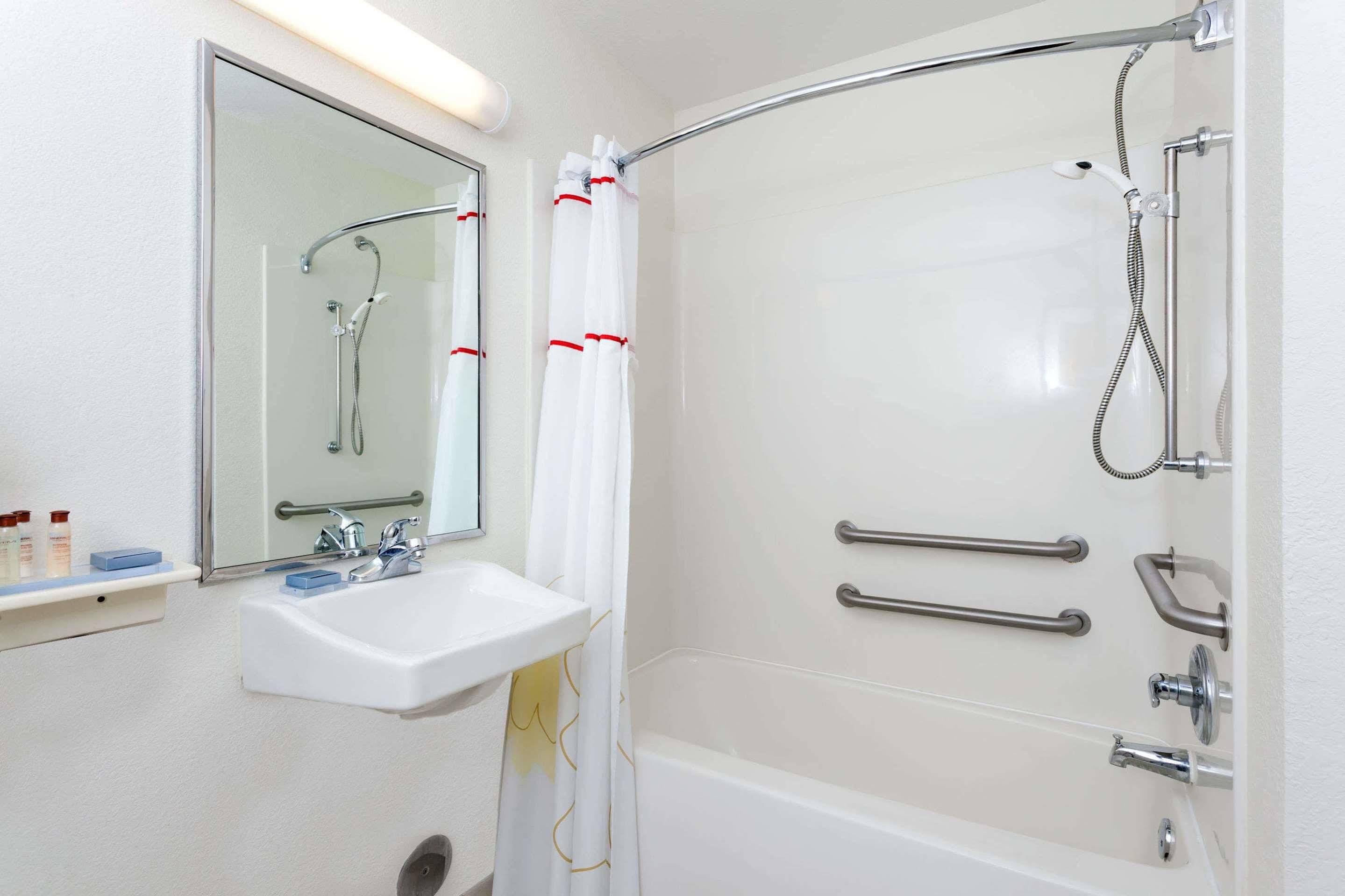 Mainstay Suites Detroit Фармингтон-Хиллз Экстерьер фото